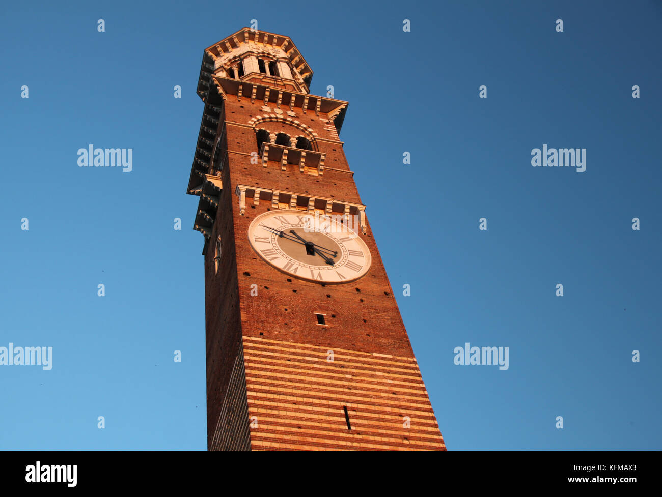 Torre Dei Lamberti in Verona Stockfoto