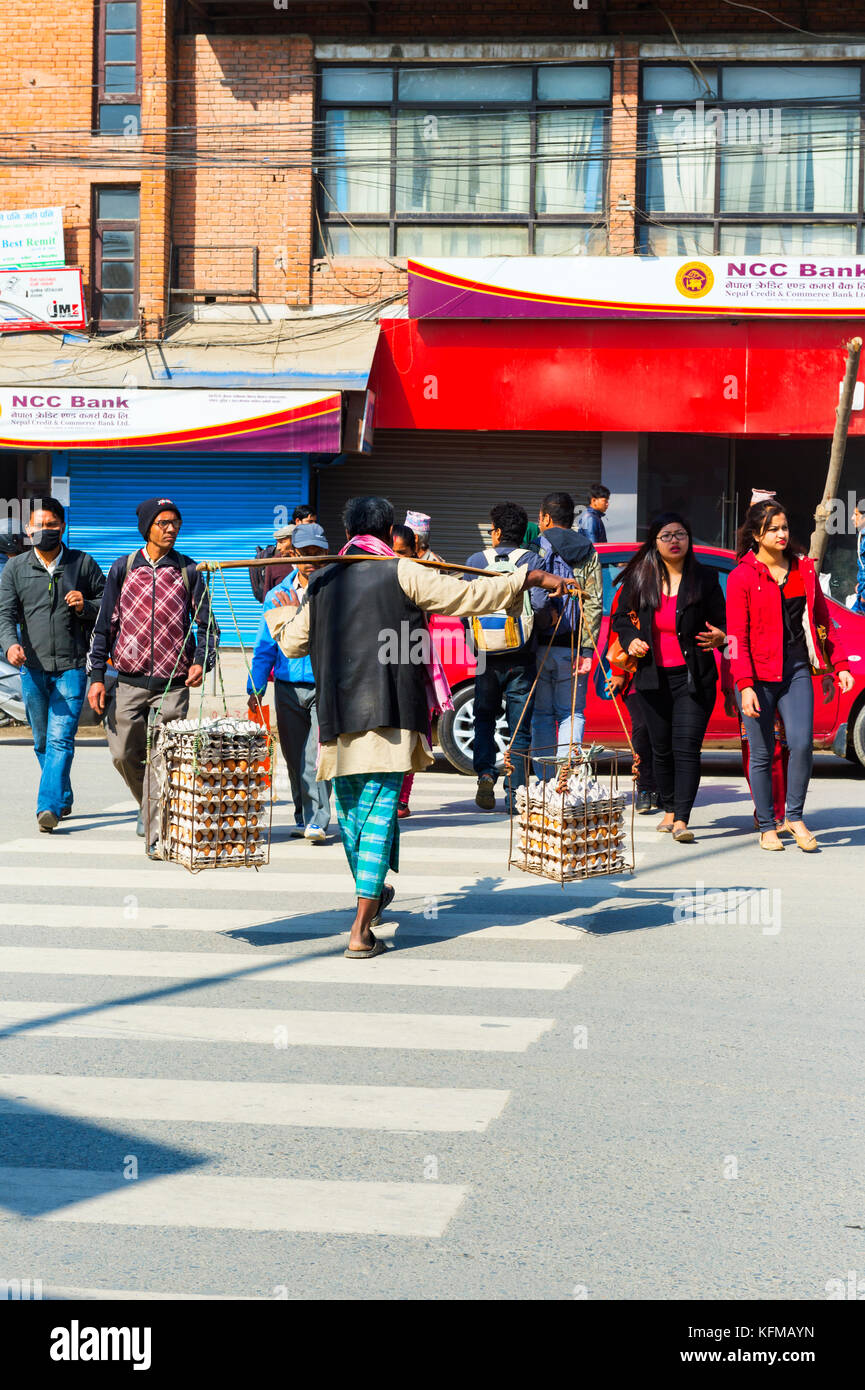 Nepalesischen Mann, Eier, Kathmandu, Nepal Stockfoto