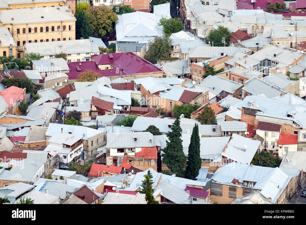 Dichten städtischen Entwicklung - ein Blick auf die Dächer der Häuser von oben. Überbevölkerung Konzept. Stockfoto
