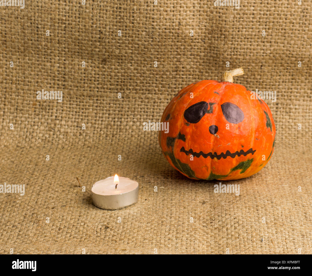 Halloween Kürbisse und Kerze gegen Sack Stockfoto