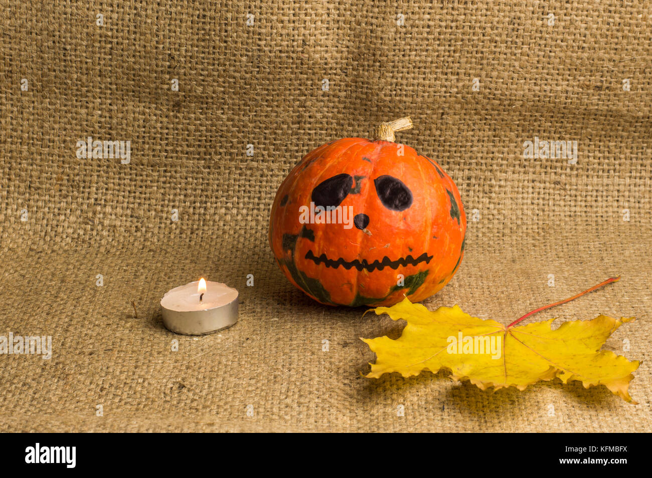 Halloween Kürbis, Kerze und Herbst Blatt Stockfoto