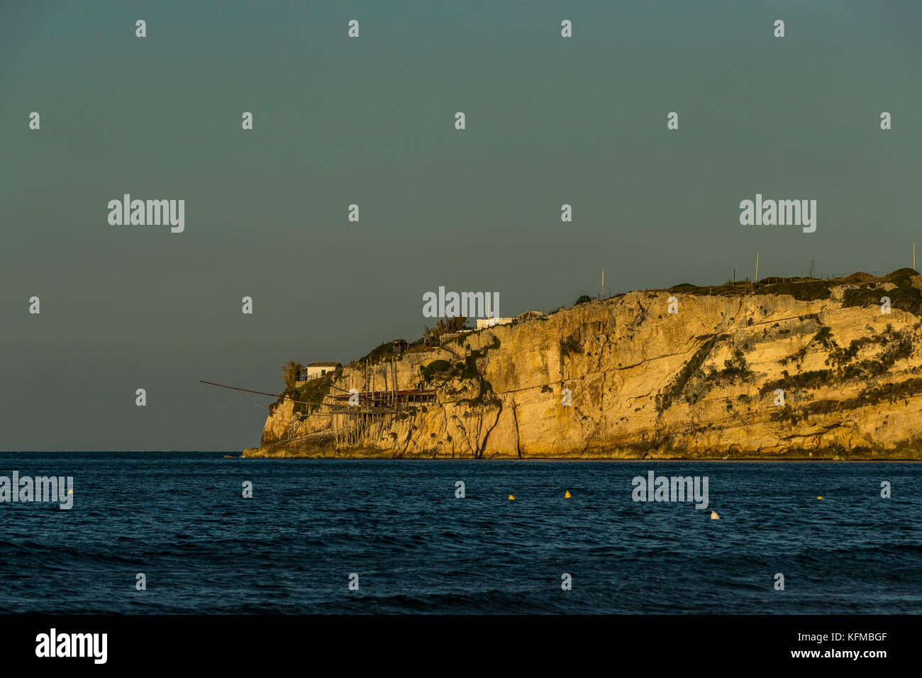 Die felsigen Landzungen von Peschici, Italien bestreut mit traditionellen Fischfang Türme genannt Trabucco, Nationalpark Gargano, Apulien. Stockfoto