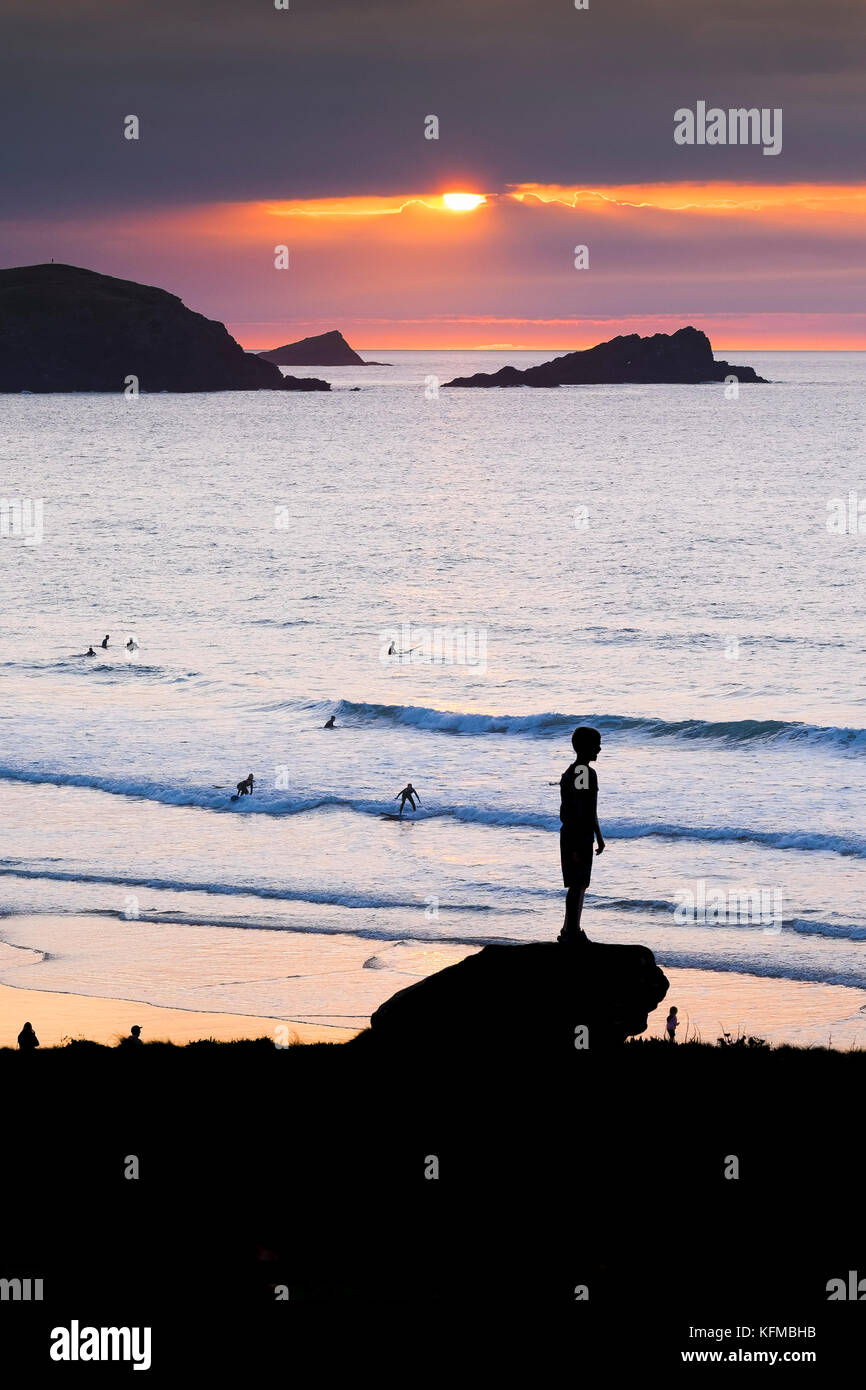 Sonnenuntergang - Menschen in Silhouette gesehen, da Sie, wie die Sonne auf den Fistral in Newquay Cornwall beobachten. Stockfoto