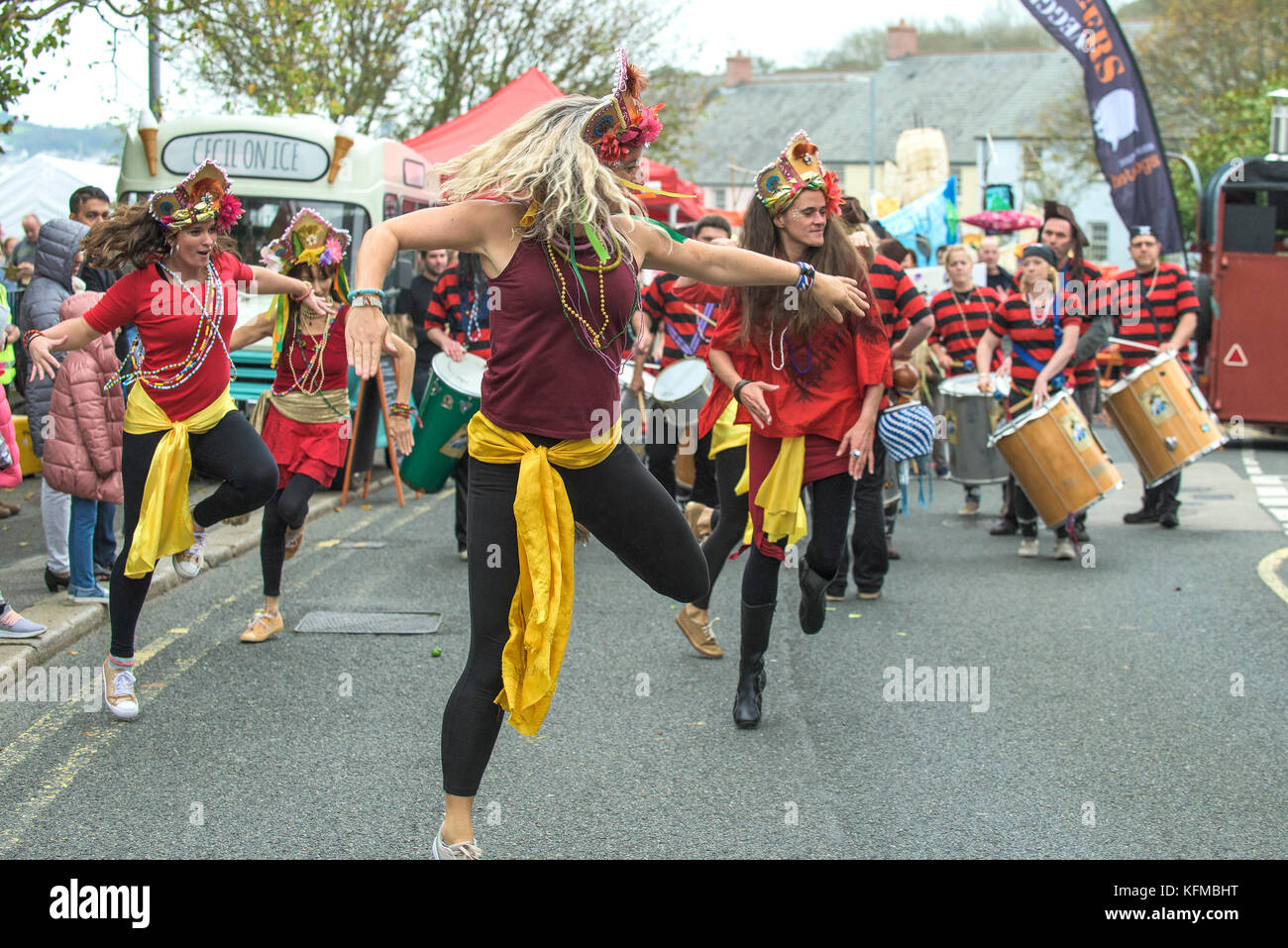 Penryn Kemeneth zwei Tage Heritage Festival im Penryn Cornwall - DakaDoum Samba Band und Tänzer durch die Straßen von Penryn durchführen. Stockfoto