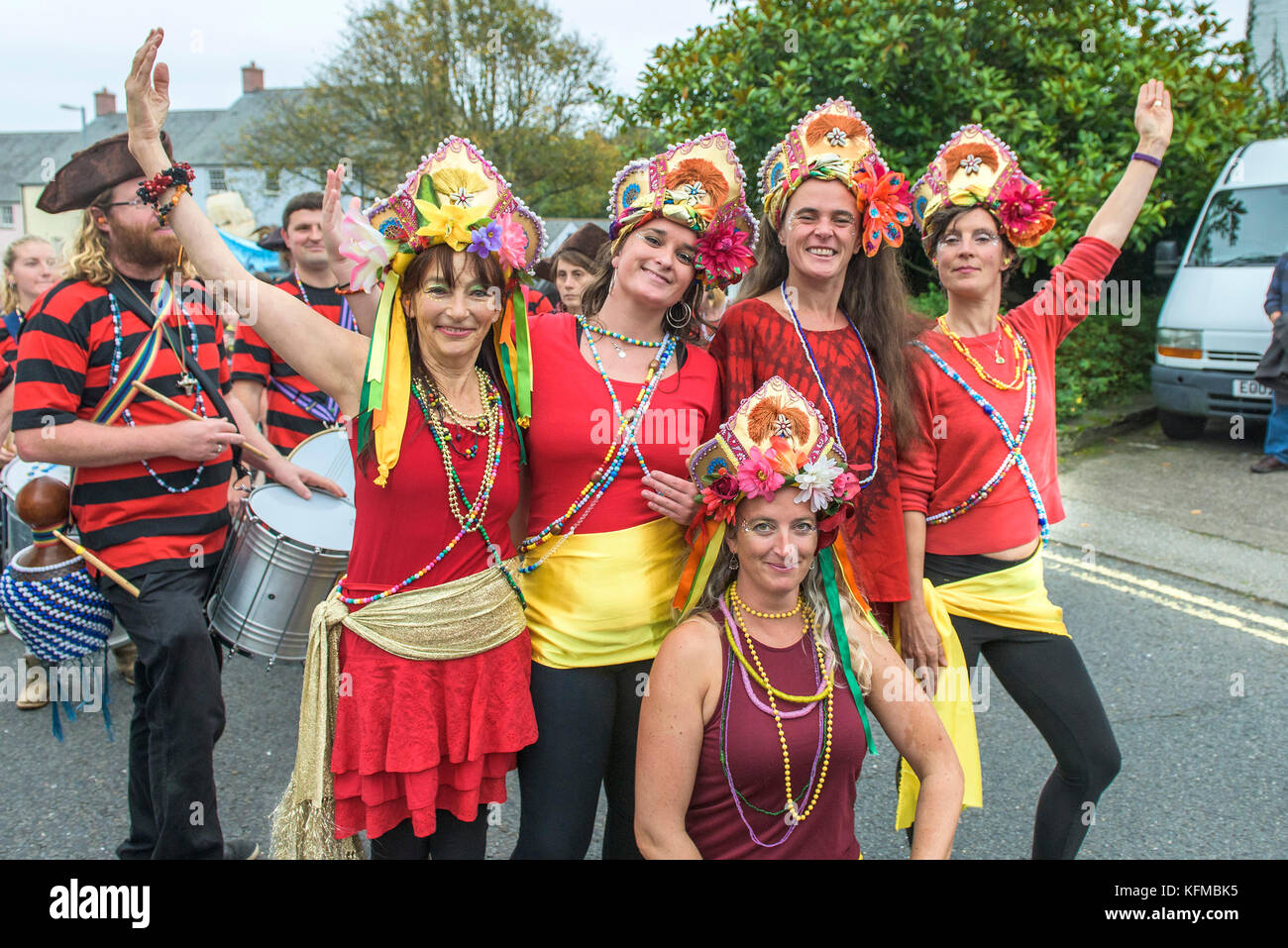 Penryn Kemeneth zwei Tage Heritage Festival im Penryn Cornwall - Samba Tänzerinnen und Tänzer des DakaDoum Samba Band. Stockfoto