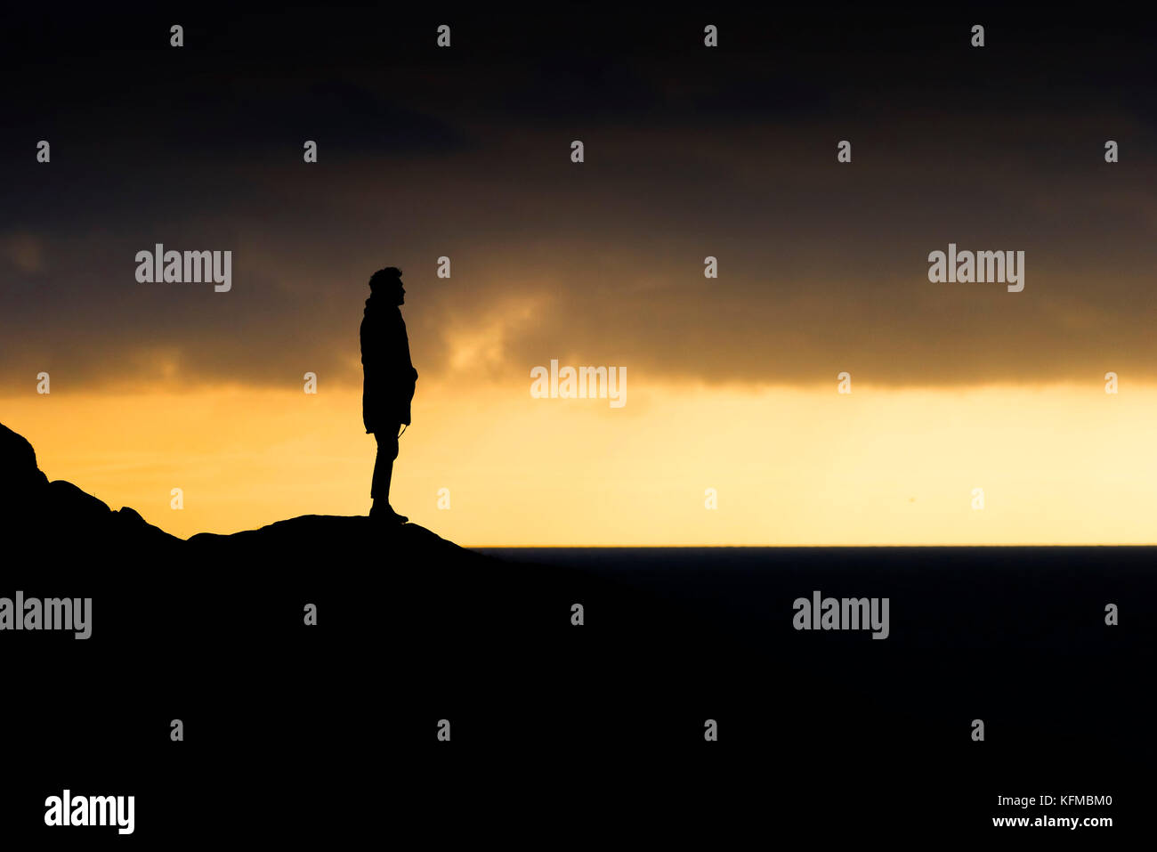 Silhouette - ein einsamer Mann gegen den Abend licht. Stockfoto