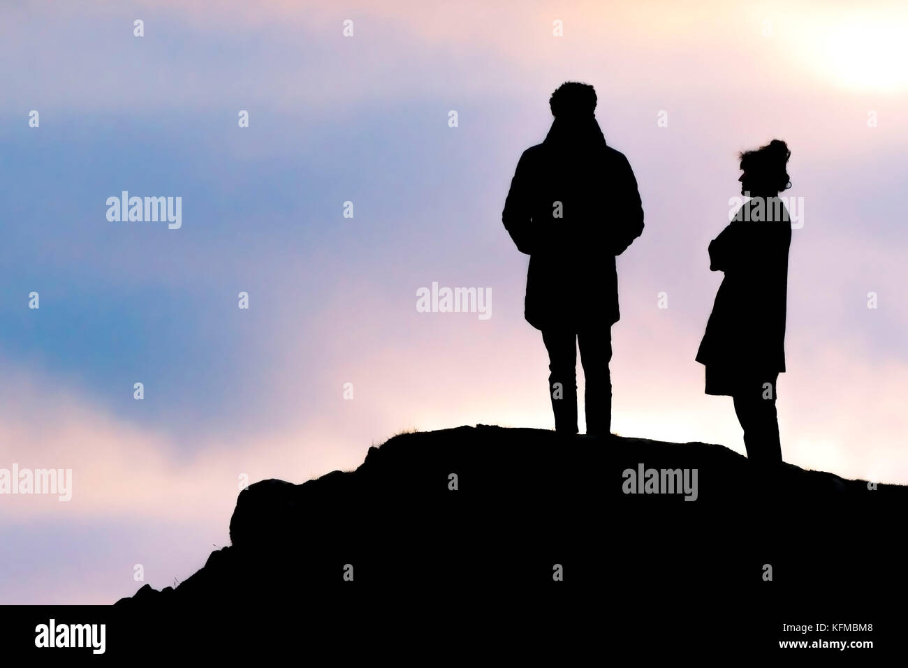 Silhouetten - ein Paar Silhouetten gegen Abendlicht. Stockfoto