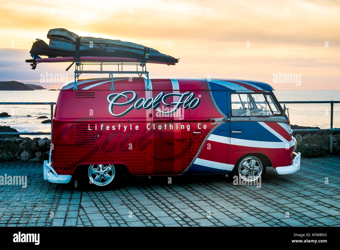 Ein vintage Volkswagen Camper van lackiert in den Farben der Union Flag in Little Fistral in Newquay Cornwall geparkt. Stockfoto