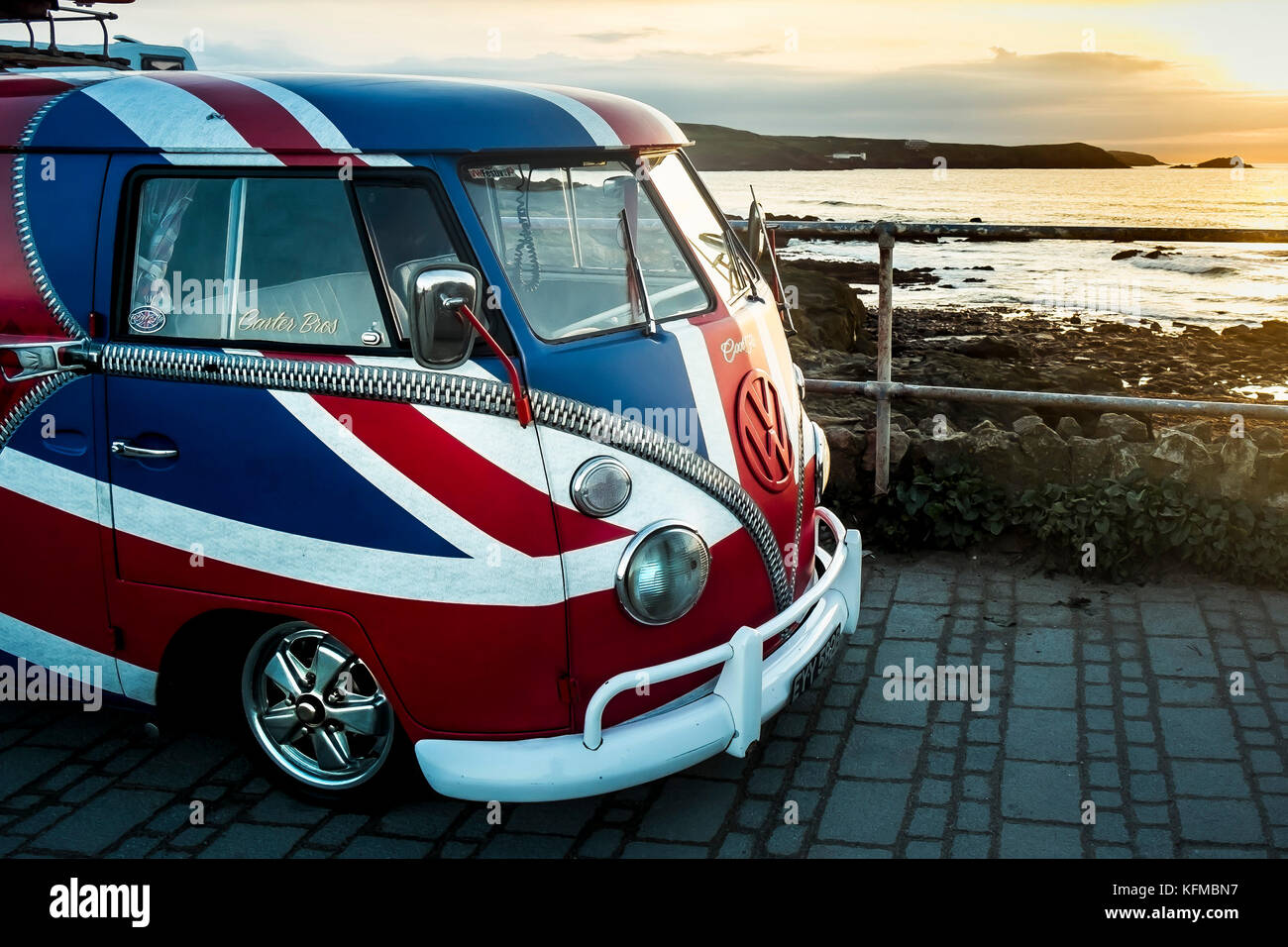 Ein vintage Volkswagen Camper van lackiert in den Farben der Union Flag in Little Fistral in Newquay Cornwall geparkt. Stockfoto