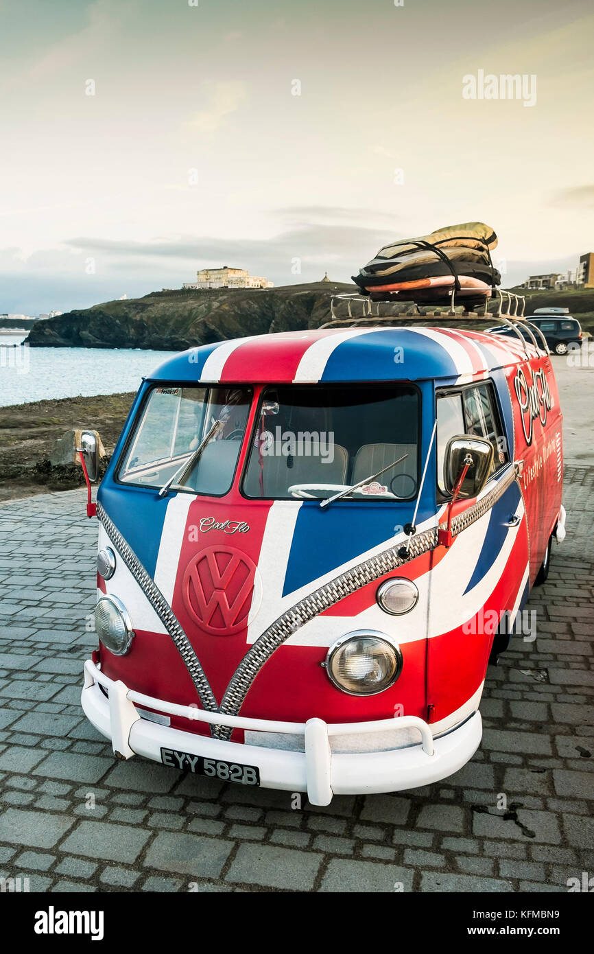 Ein klassischer Volkswagen Camper Van in den Farben der Union Flag geparkt an der Küste in Newquay Cornwall gemalt. Stockfoto