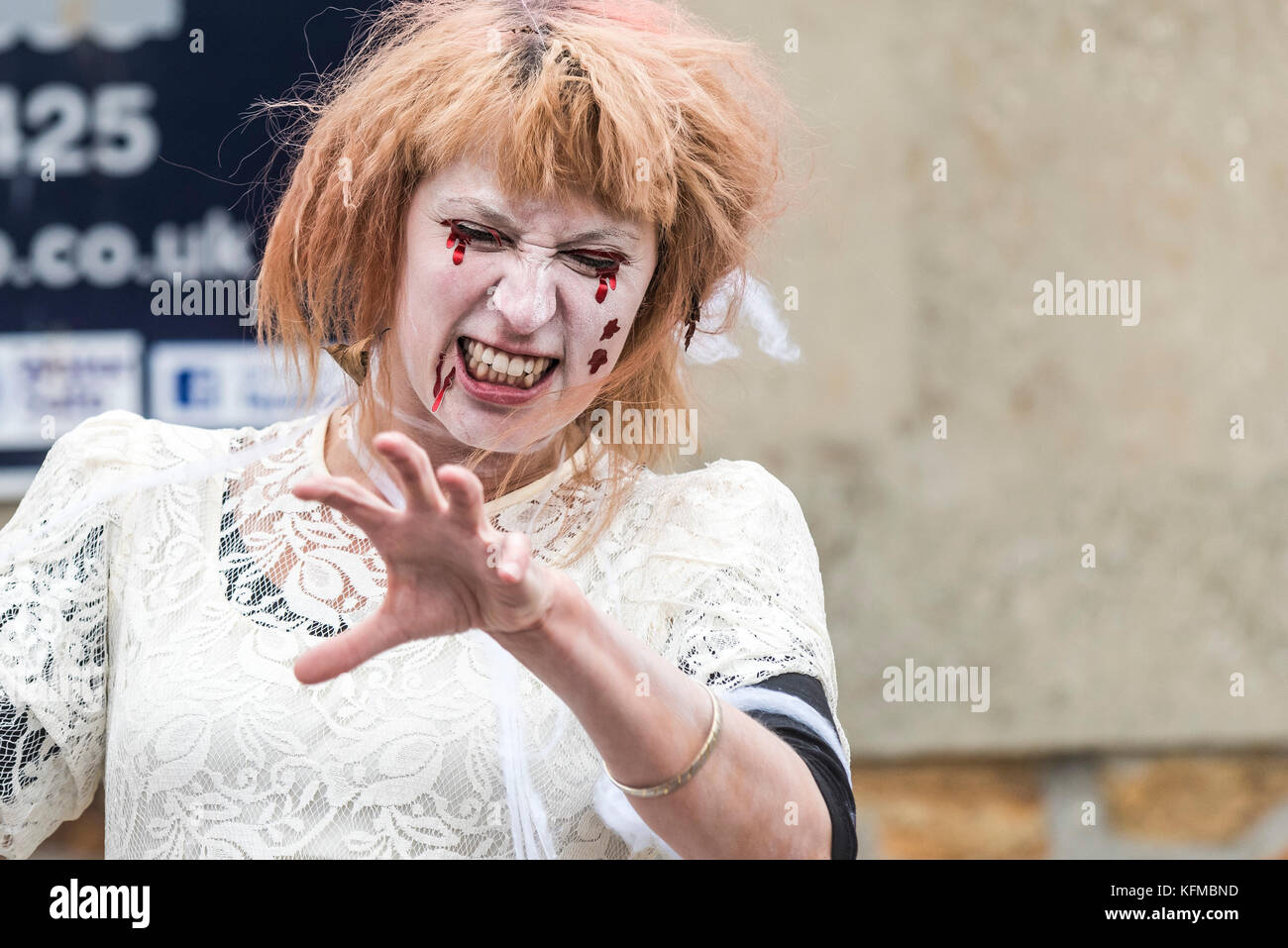 Zombies - eine Frau als Zombie in der jährlichen Zombie Crawl in Newquay, Cornwall gekleidet. Stockfoto