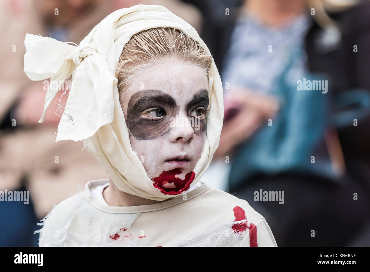 Zombies - ein kleines Kind gekleidet als Zombie in der jährlichen Zombie Crawl in Newquay, Cornwall. Stockfoto