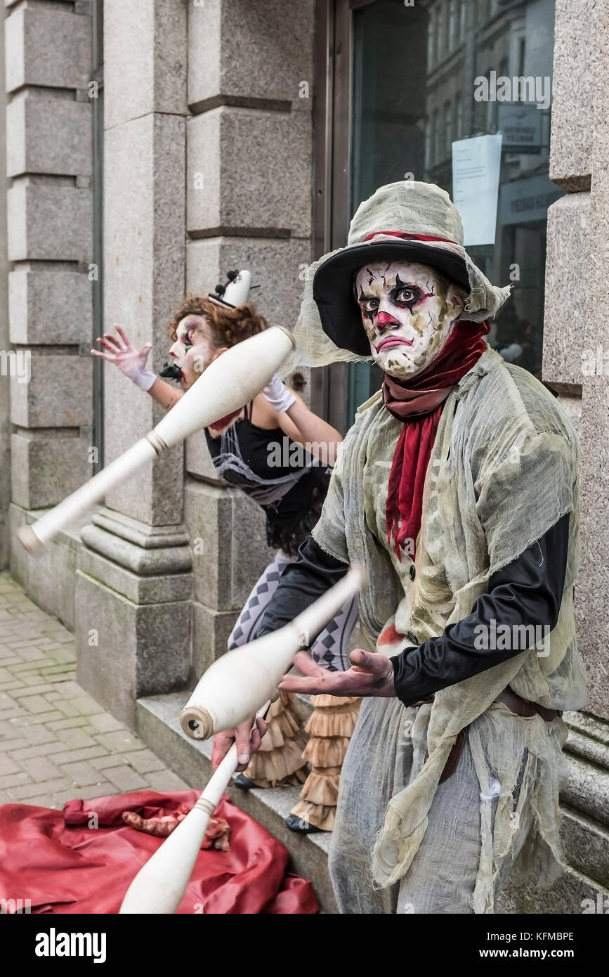 Zombies - ein jongliernder Zombie in der jährlichen Zombie Crawl in Newquay, Cornwall. Stockfoto