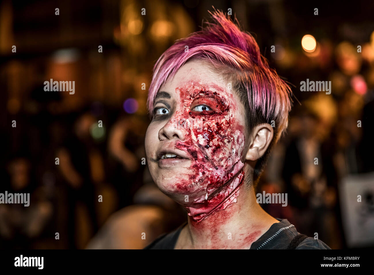 Lan Kwai Fong, Hong Kong - 29. Oktober 2017: Leute genießen Sonntag Nacht mit Cosplay an der Bar Street für die nächste Halloween Urlaub. Eine Dame zombie wit Stockfoto