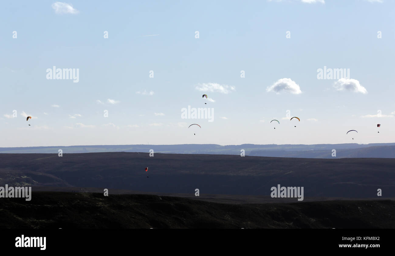 Luftaufnahme von Gleitschirmen über den North Yorkshire Moors, Großbritannien Stockfoto