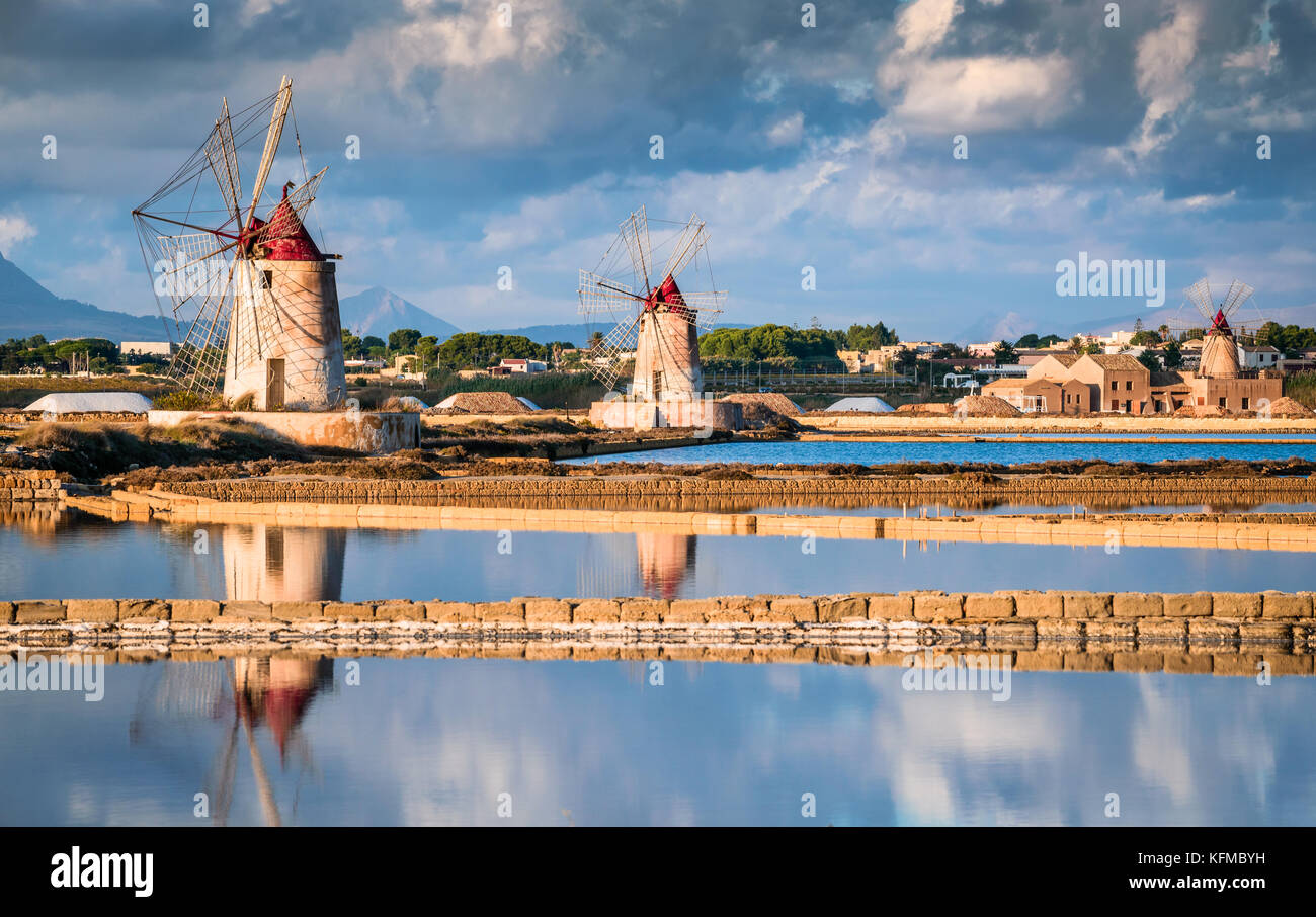 Marsala, Italien. Stagnone Lagune mit Vintage Windmühlen und saltwork, Provinz Trapani, Sizilien. Stockfoto