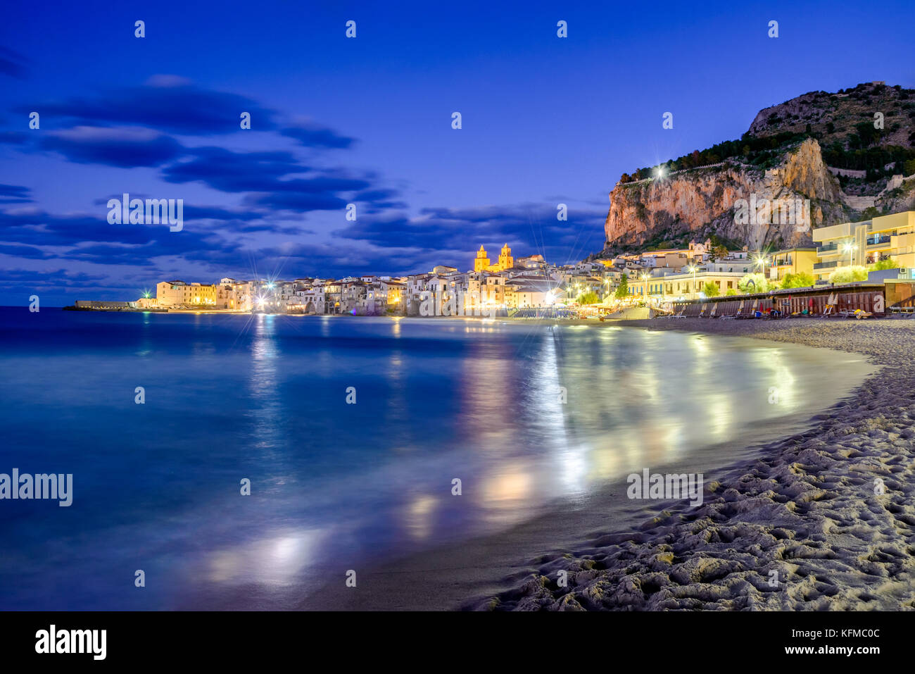 Cefalu, Sizilien. Ligurische Meer und mittelalterliche sizilianische Stadt Cefalu. Provinz Palermo, Italien. Stockfoto