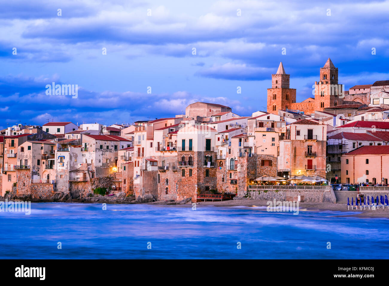 Cefalu, Sizilien. Ligurische Meer und mittelalterliche sizilianische Stadt Cefalu. Provinz Palermo, Italien. Stockfoto