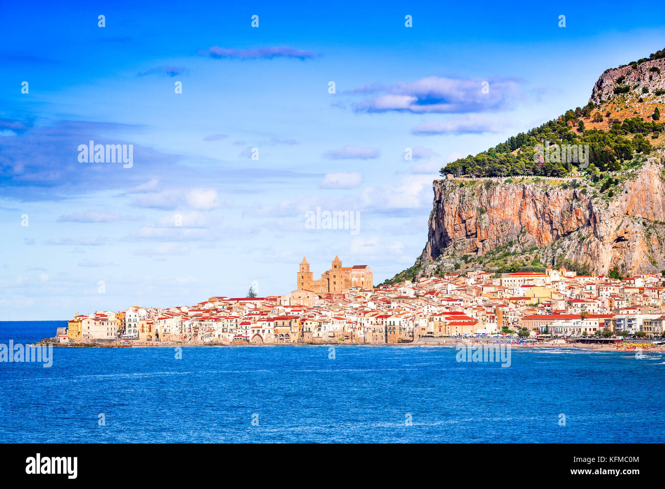 Cefalu, Sizilien. Ligurische Meer und mittelalterliche sizilianische Stadt Cefalu. Provinz Palermo, Italien. Stockfoto