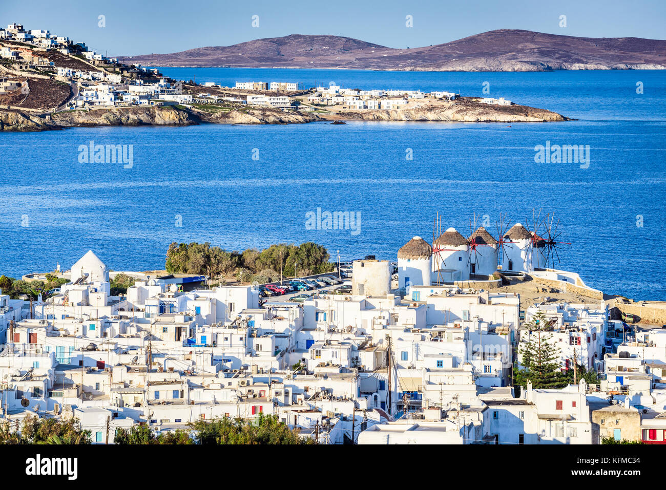 Mykonos, Griechenland. Windmühlen sind ikonische Funktion der griechischen Insel Mykonos, Kykladen Inseln. Stockfoto