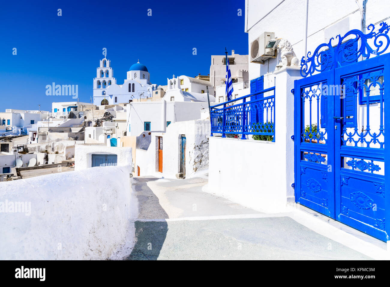 Pyrgos, Santorini, Griechenland. Berühmteste Attraktion des weißen Dorf mit gepflasterten Straßen, Griechische Inseln der Kykladen, Ägäis. Stockfoto