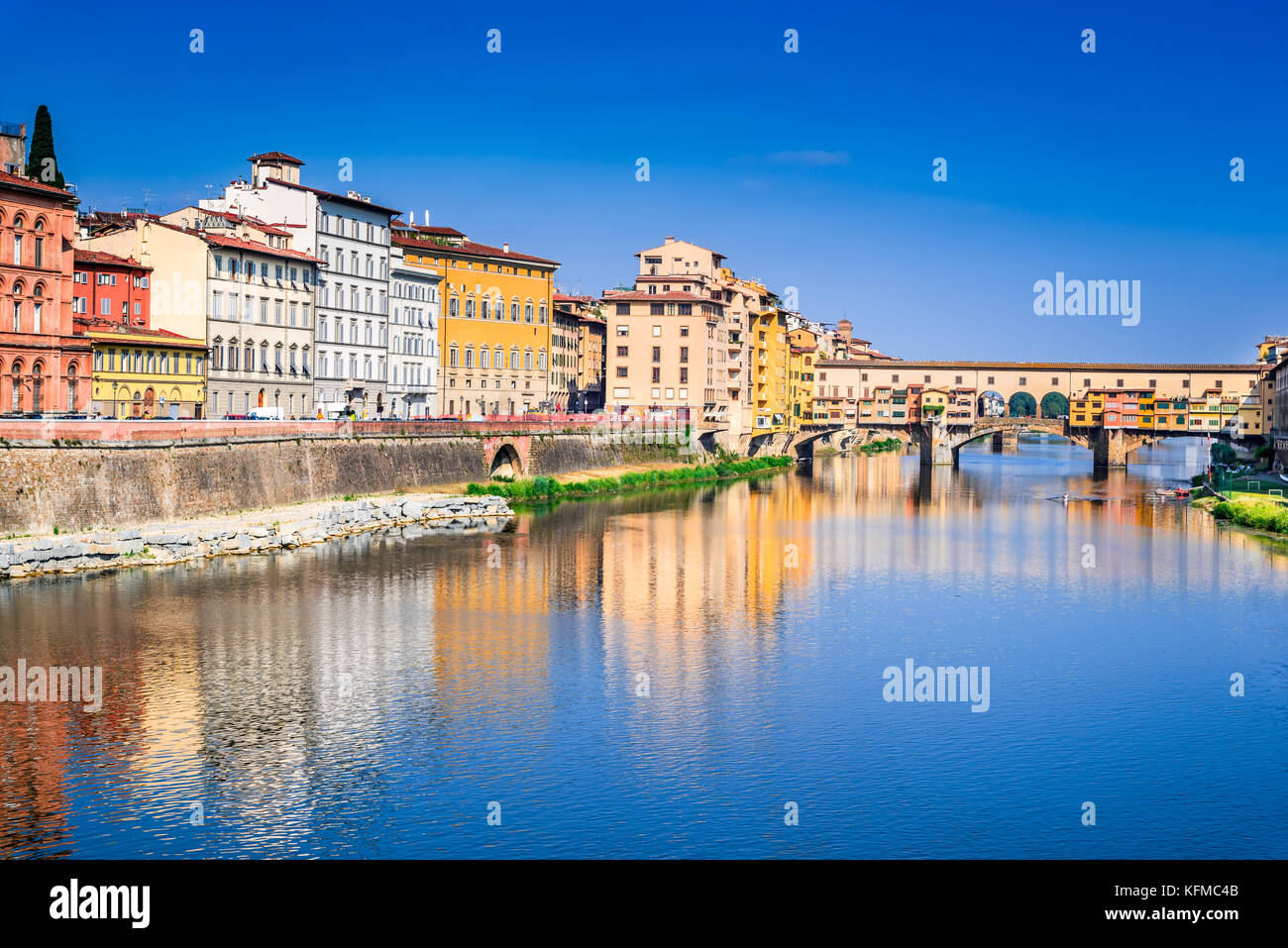 Florenz, Toskana - Ponte Vecchio, mittelalterliche Brücke sunlighted über Arno, Italien. Stockfoto