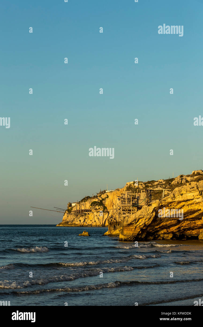 Die felsigen Landzungen von Peschici, Italien bestreut mit traditionellen Fischfang Türme genannt Trabucco, Nationalpark Gargano, Apulien. Stockfoto