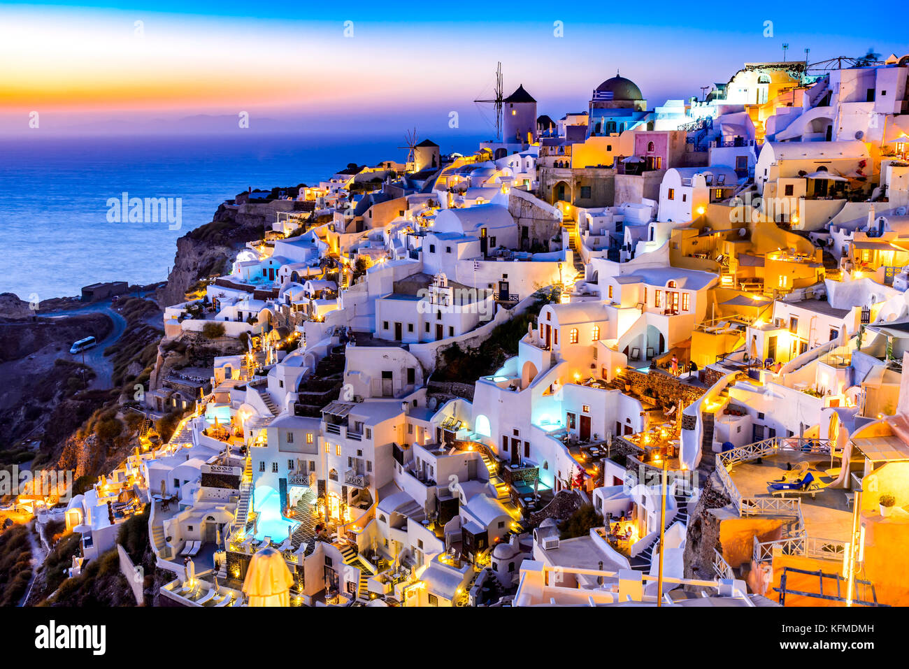 Oia, Santorin - Griechenland. Idyllischen Reiz des weißen Dorf mit gepflasterten Straßen und Windmühlen, Griechische Inseln der Kykladen. Stockfoto