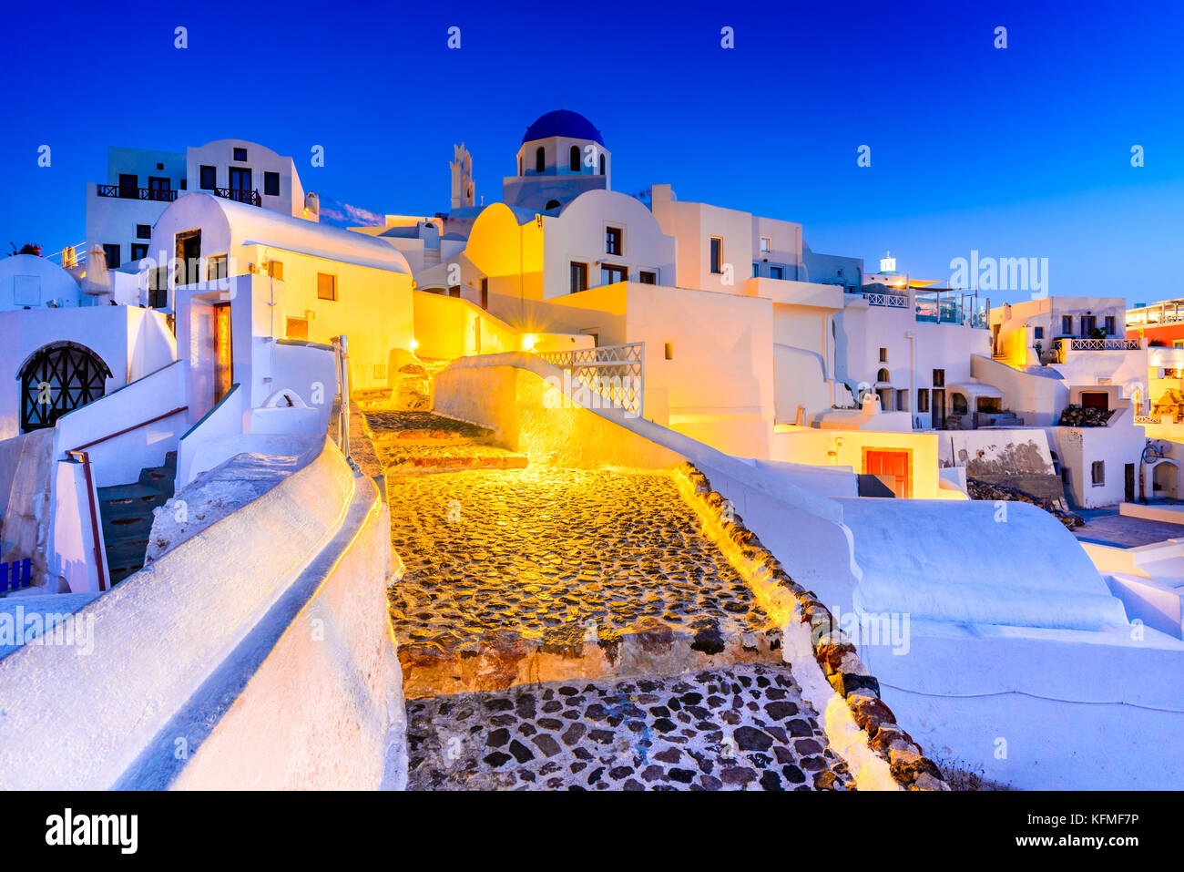 Santorini, Griechenland. Oia, weißen Dorf mit gepflasterten engen Wege, berühmten Attraktion der griechischen Inseln der Kykladen, Ägäis. Stockfoto