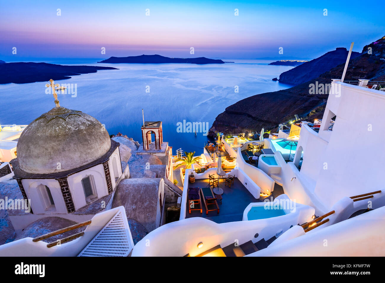 Fira, Santorini - Griechische Inseln Sehenswürdigkeiten mit weißen Dorf, gepflasterten Wegen der griechisch-orthodoxen Kirche und blau Sonnenuntergang über der Caldera. Kykladen, Griechenland. Stockfoto