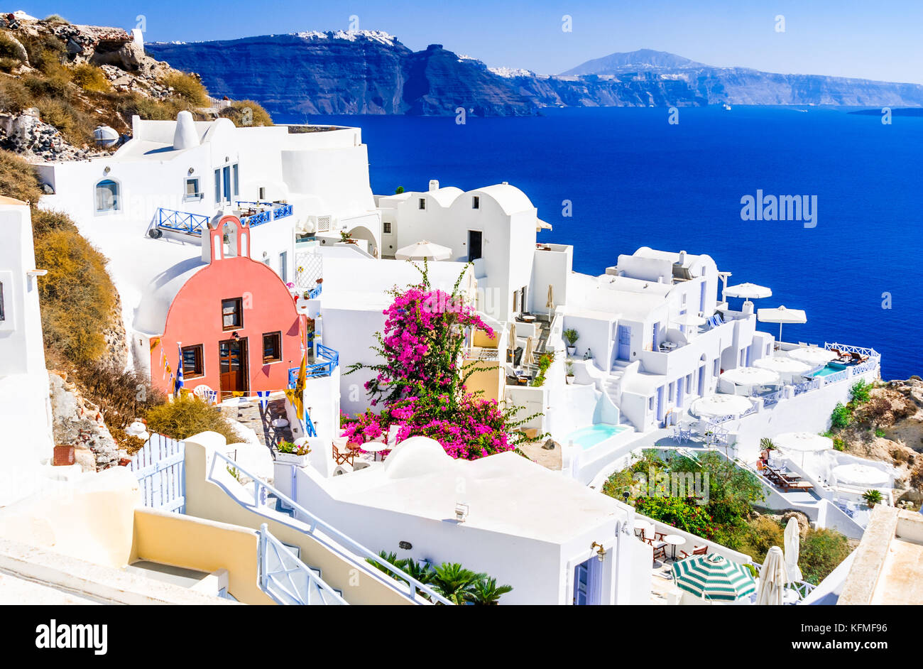 Santorini, Griechenland. Sehenswürdigkeit von Dorf Oia bei Sonnenuntergang mit Windmühle in griechische Inseln, Ägäis. Stockfoto