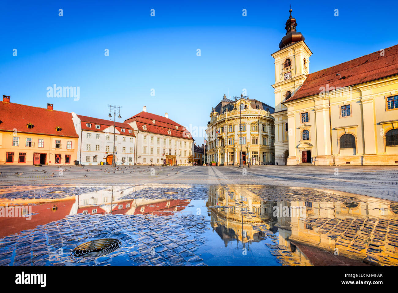 Sibiu, Rumänien - großen Platz mit Wasser Reflexion. Transsilvanien sächsische Stadt. Stockfoto