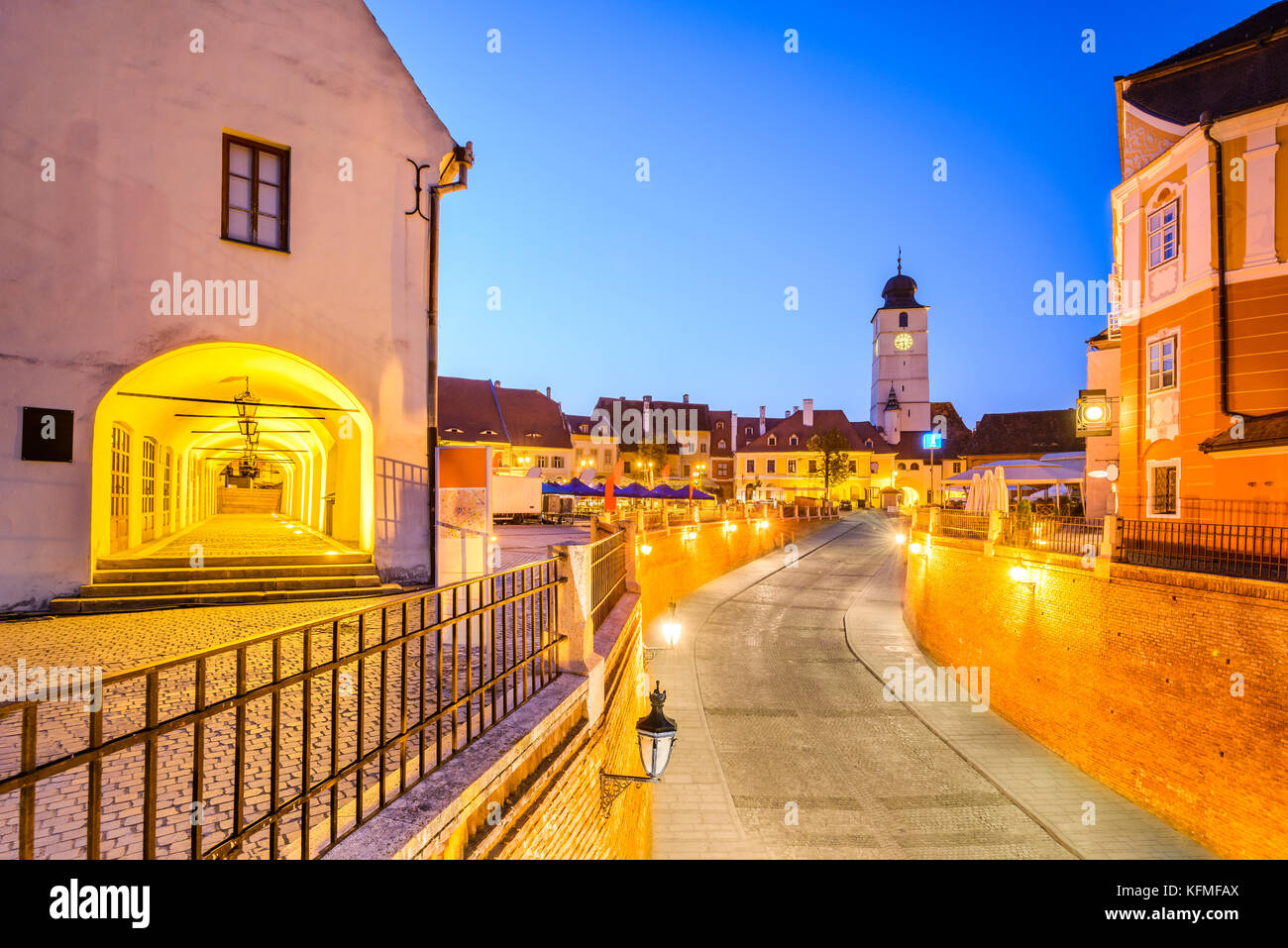 Sibiu, Rumänien - weniger Platz und Rat Tower in der Dämmerung. Transsilvanien sächsische Stadt. Stockfoto