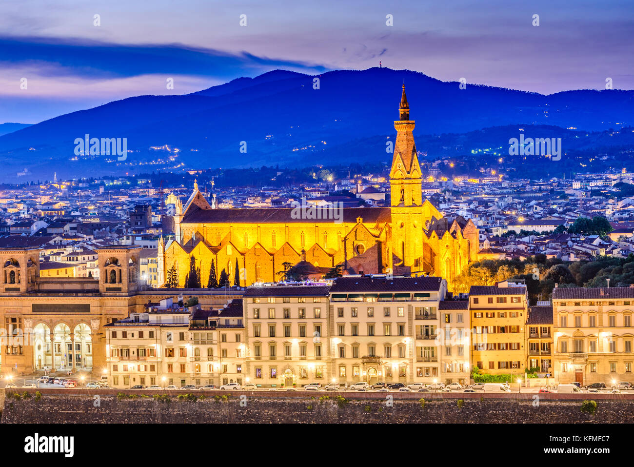 Florenz, Toskana - Santa Croce Kirche, Dämmerung Image mit Arno, Italien. Stockfoto
