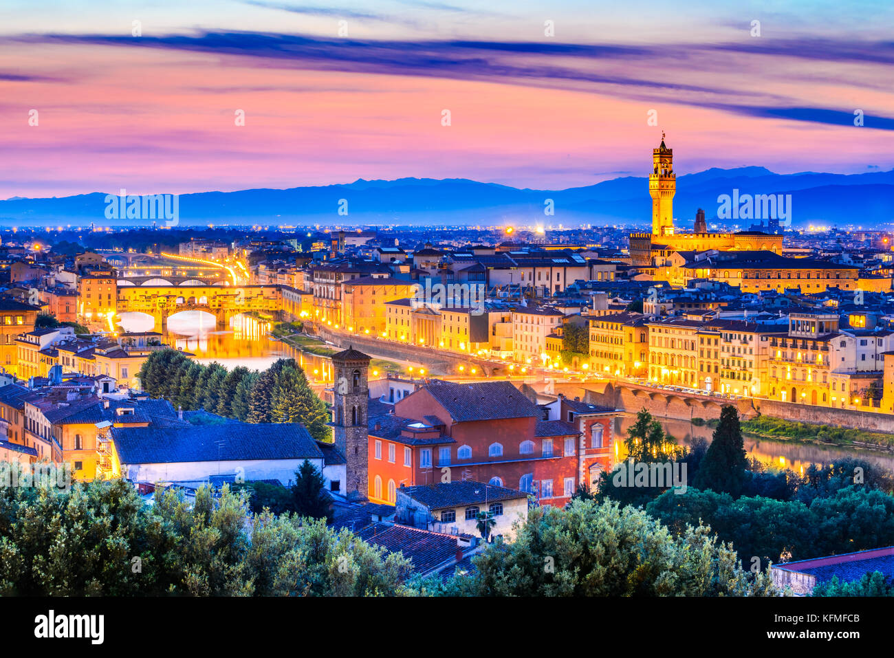 Florenz, Toskana - Nacht Landschaft Arno und Palazzo Vecchio, Architektur der Renaissance in Italien. Stockfoto