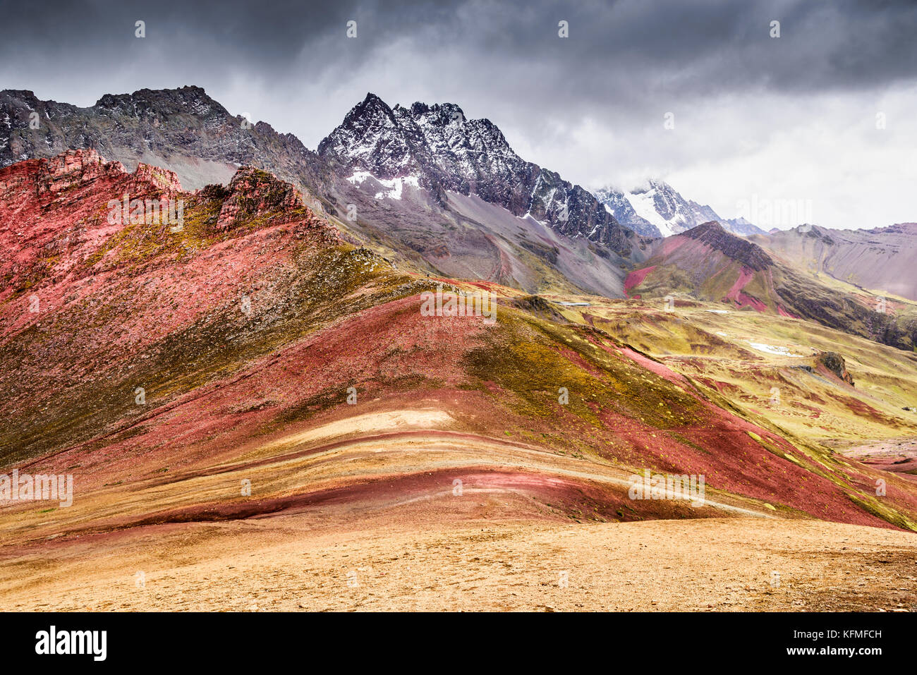 Vinicunca, Peru - Cordillera Vilcanota und Rainbow Mountain (5200 m) in den Anden, Cordillera de los Andes, Cusco Region in Südamerika. Stockfoto