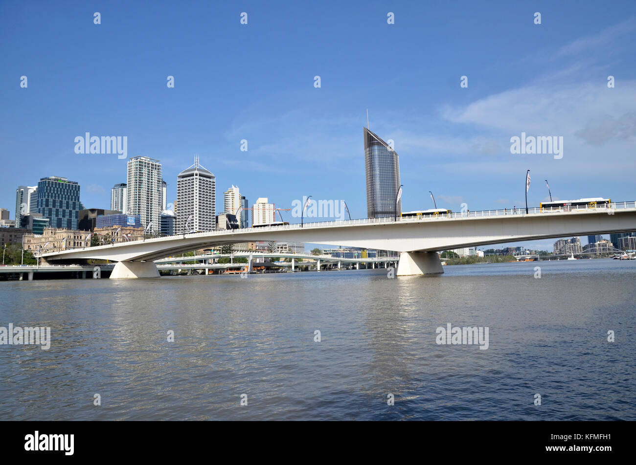 Victoria Brücke über den Brisbane River in Queensland, Australien mitd er Brisbane CBD Skyline im Hintergrund. Stockfoto