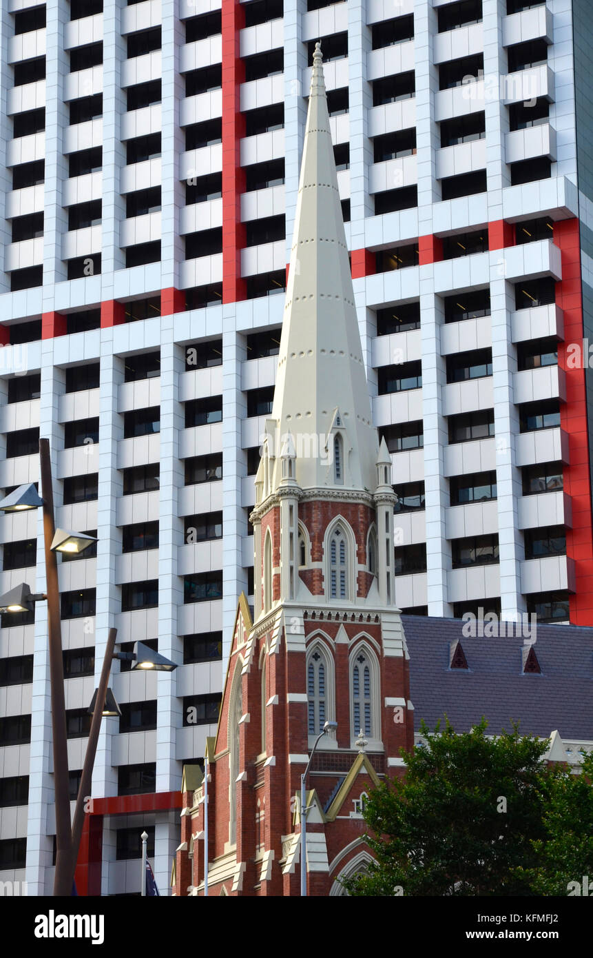 Die Albert Street Unionskirche in Brisbane, Australien vor einem modernen Wolkenkratzer hinter sich. Stockfoto