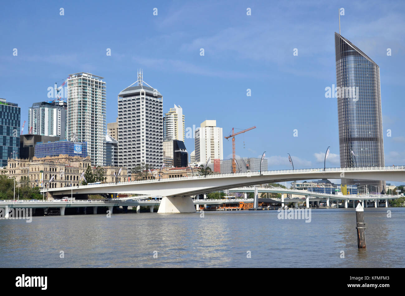 Victoria Brücke über den Brisbane River in Queensland, Australien mit der Brisbane CBD Skyline im Hintergrund. Stockfoto