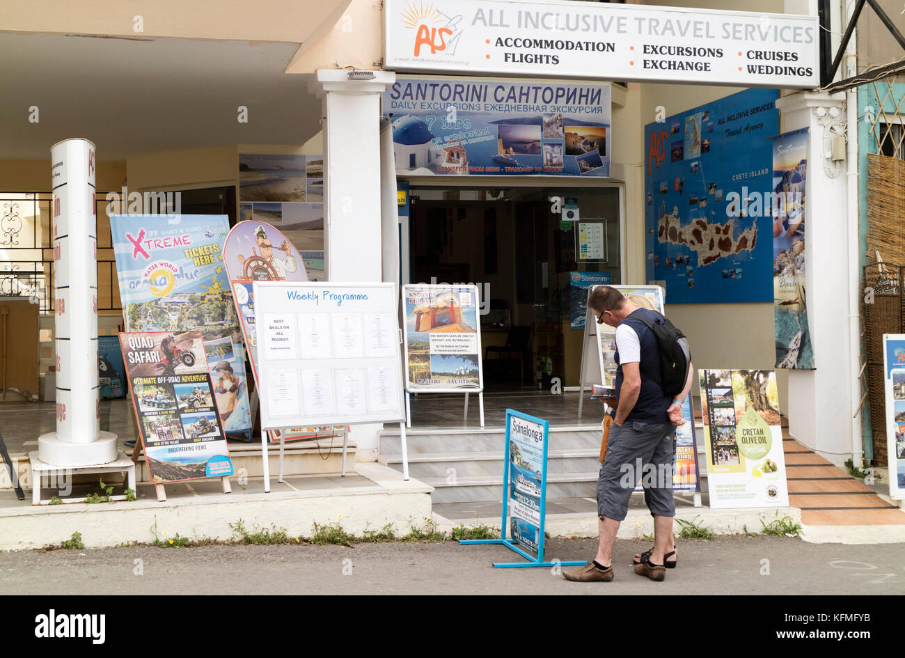 Tourist Travel agent Räumlichkeiten in der kleinen Küstenstadt Sissi, Kreta, Griechenland, Oktober 2017. Stockfoto