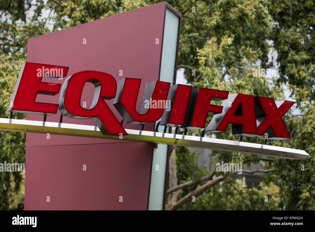 Ein Logoschild vor dem Hauptquartier von Equifax in Atlanta, Georgia am 7. Oktober 2017. Stockfoto