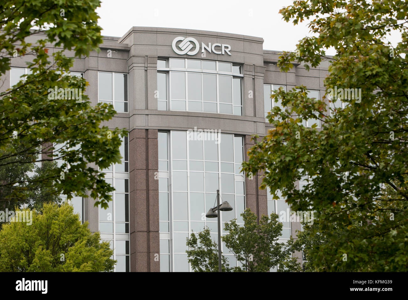 Ein Logoschild vor dem Hauptsitz der NCR Corporation in Duluth, Georgia am 7. Oktober 2017. Stockfoto