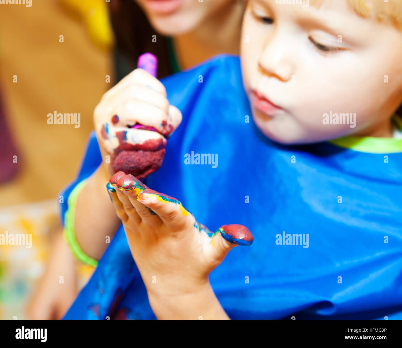 Kleines Mädchen mit Pinsel einen Finger malen Stockfoto