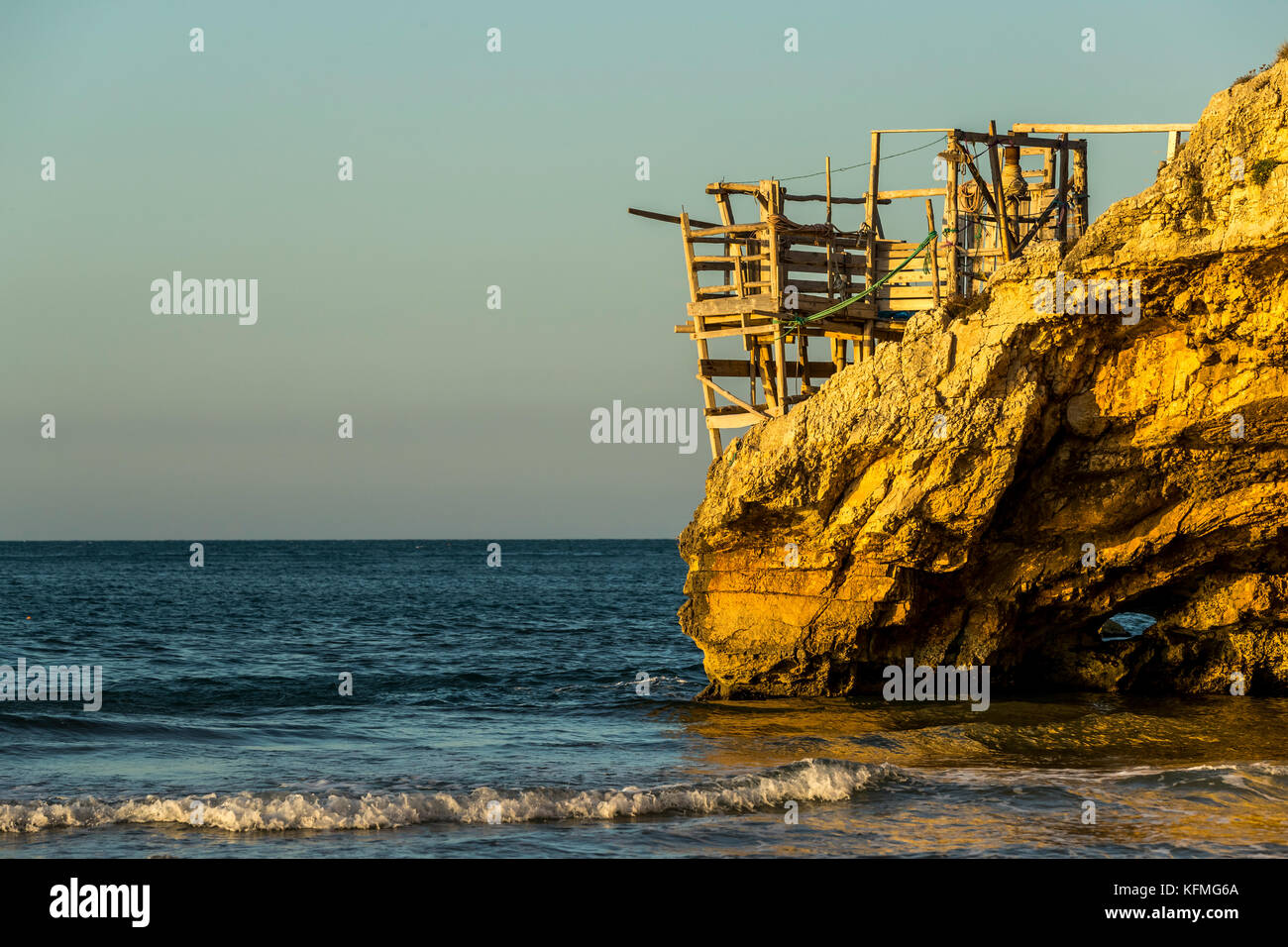 Die felsigen Landzungen von Peschici, Italien bestreut mit traditionellen Fischfang Türme genannt Trabucco, Nationalpark Gargano, Apulien. Stockfoto