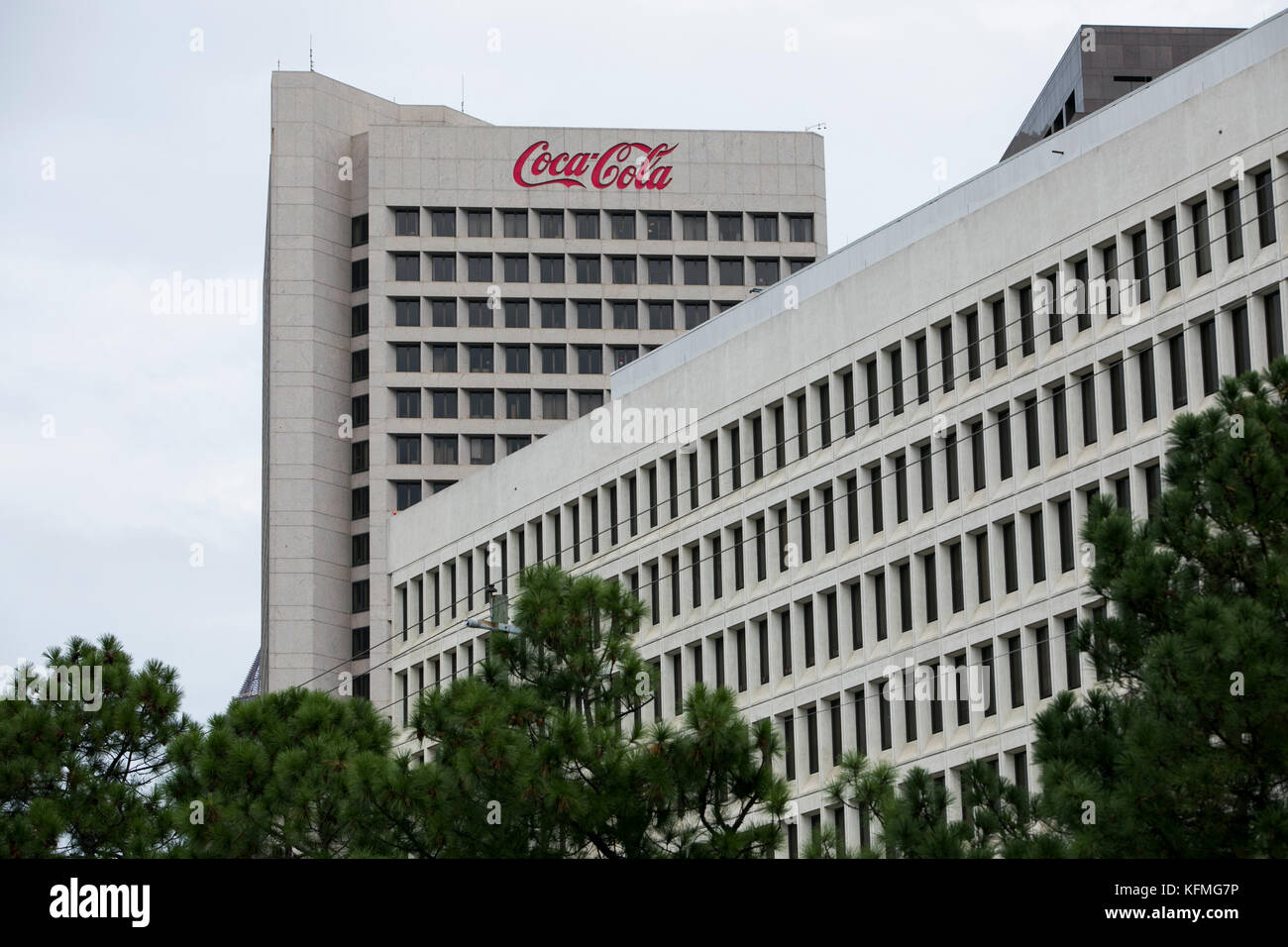 Ein Logoschild vor dem Hauptsitz der Coca-Cola Company in Atlanta, Georgia am 7. Oktober 2017. Stockfoto