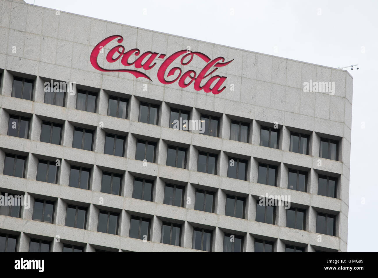 Ein Logoschild vor dem Hauptsitz der Coca-Cola Company in Atlanta, Georgia am 7. Oktober 2017. Stockfoto