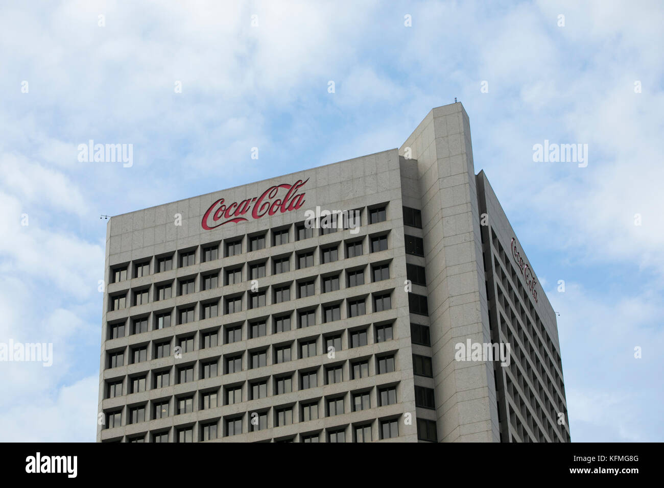 Ein Logoschild vor dem Hauptsitz der Coca-Cola Company in Atlanta, Georgia am 7. Oktober 2017. Stockfoto