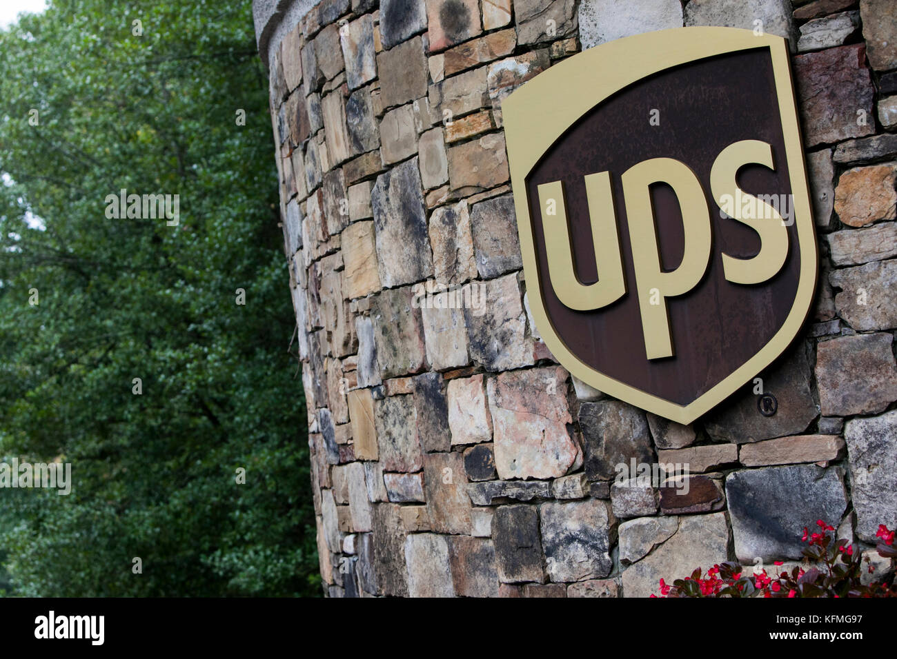 Ein logo Zeichen außerhalb des Hauptsitzes der United Parcel Service (UPS) in Atlanta, Georgia am 7. Oktober 2017. Stockfoto