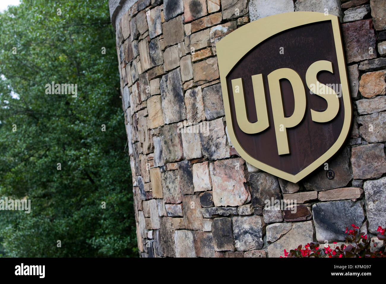Ein Logoschild vor dem Hauptsitz von United Parcel Service (UPS) in Atlanta, Georgia am 7. Oktober 2017. Stockfoto