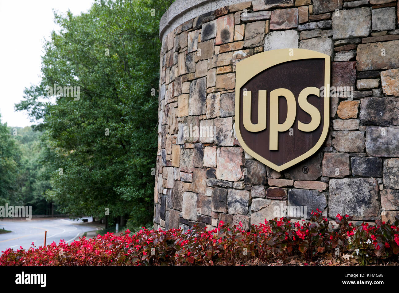 Ein Logoschild vor dem Hauptsitz von United Parcel Service (UPS) in Atlanta, Georgia am 7. Oktober 2017. Stockfoto